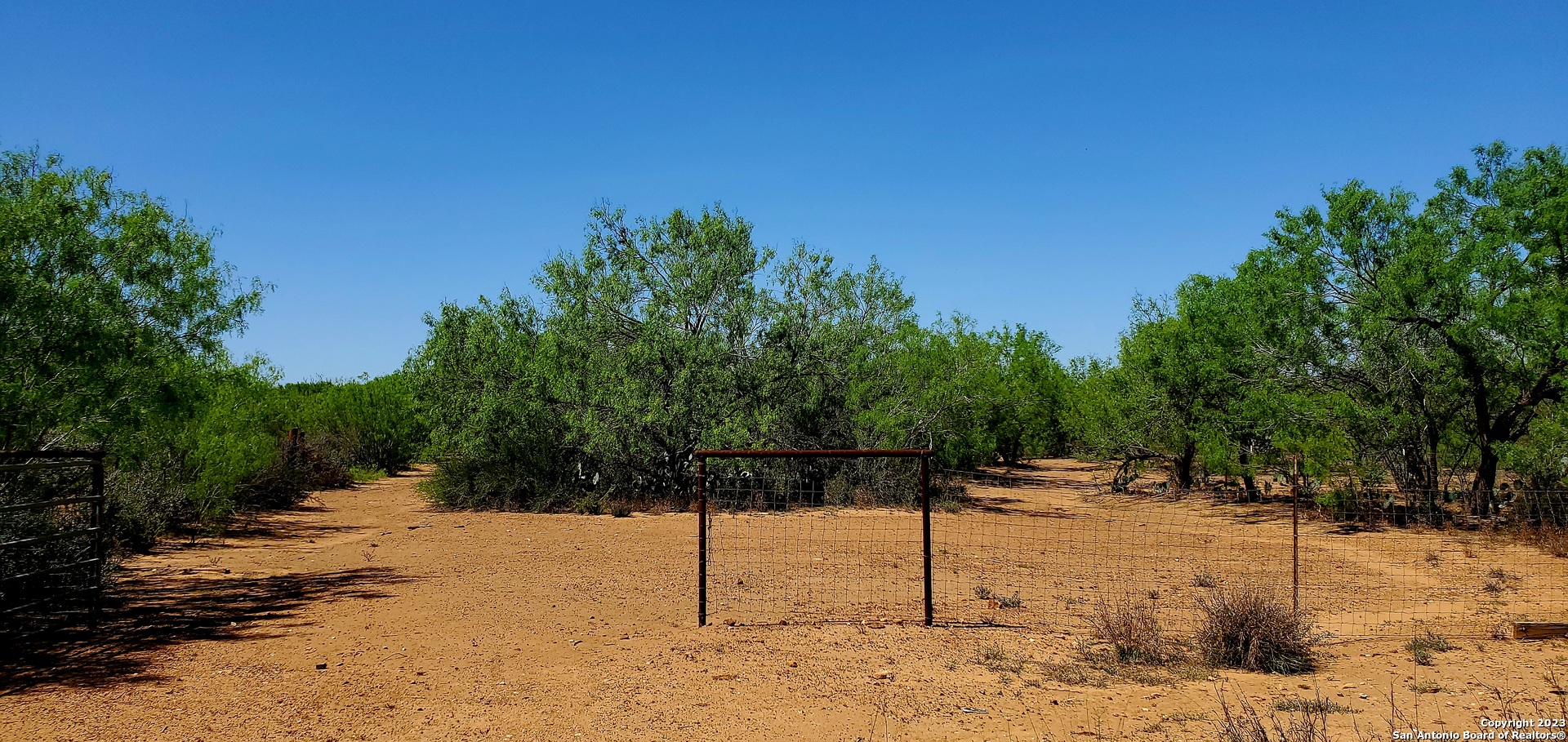 001 Comanche Lane , Cotulla, TX, 78014 | 1678450 | Realty Texas LLC