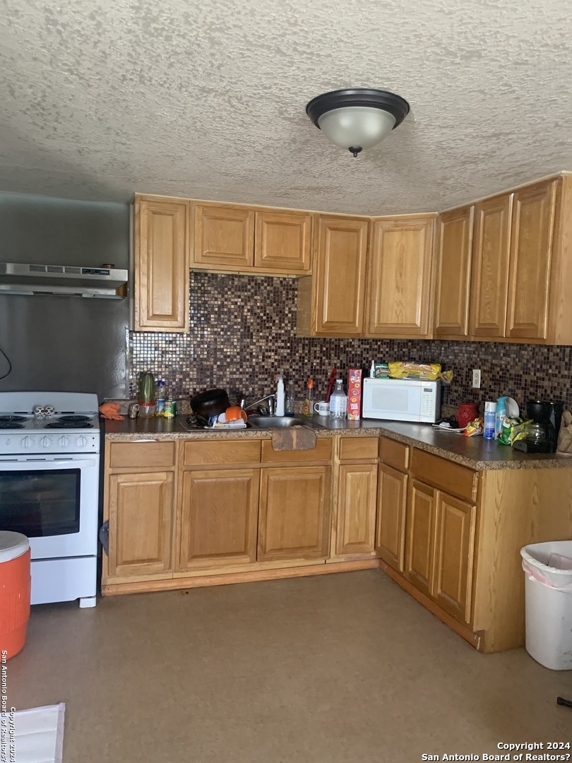 705 Reyes Alley , Uvalde, TX, 78801 | 1750985 | Realty Texas LLC