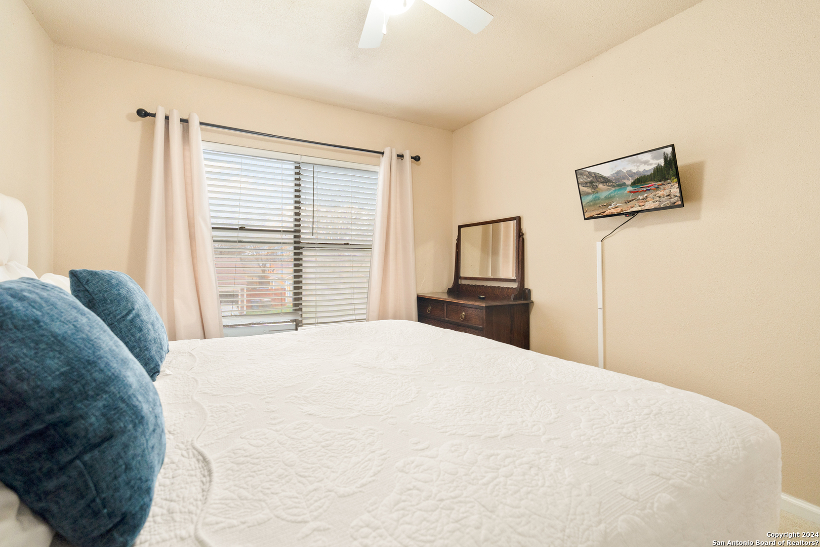 6238 Valley Pawn , San Antonio, TX, 78250-4874 | 1752304 | Realty Texas LLC