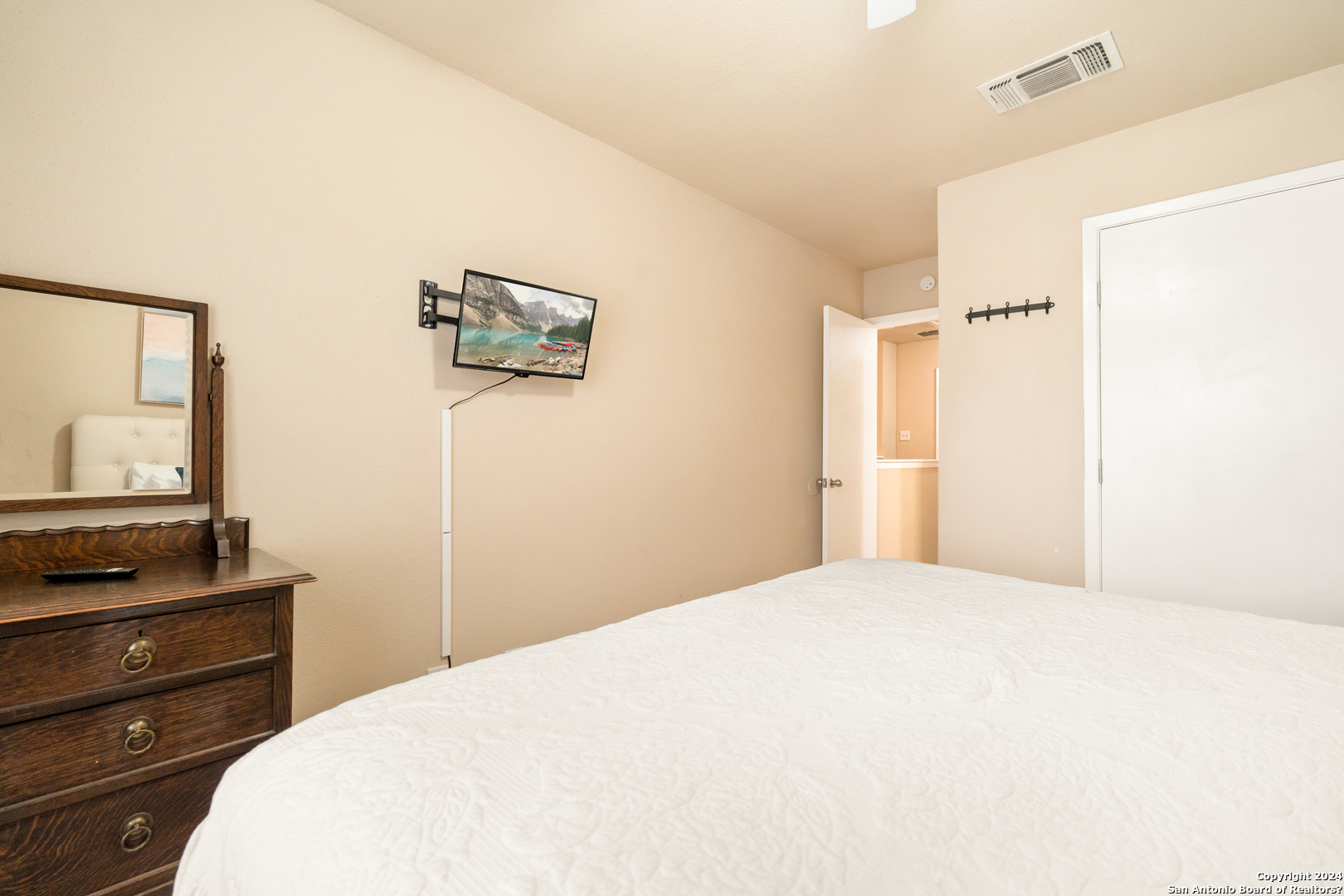 6238 Valley Pawn , San Antonio, TX, 78250-4874 | 1752304 | Realty Texas LLC