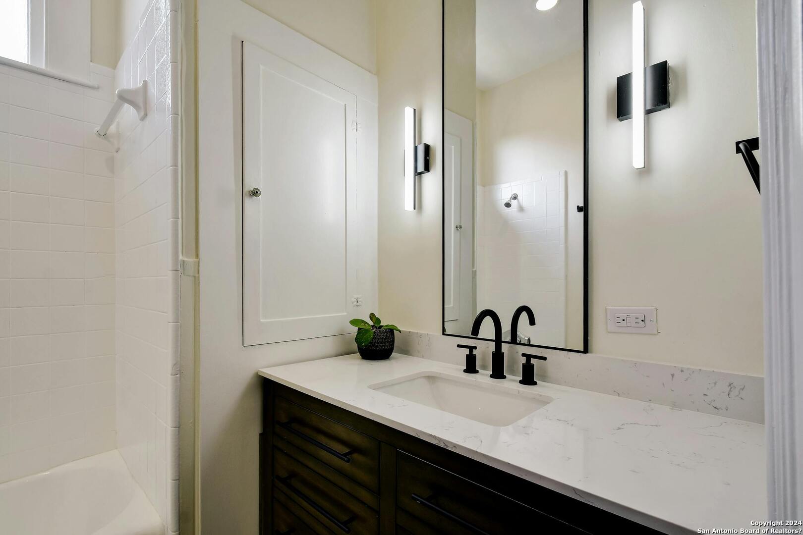 423 W Woodlawn Ave 2 , San Antonio, TX, 78212-3344 | 1753992 | Realty Texas LLC