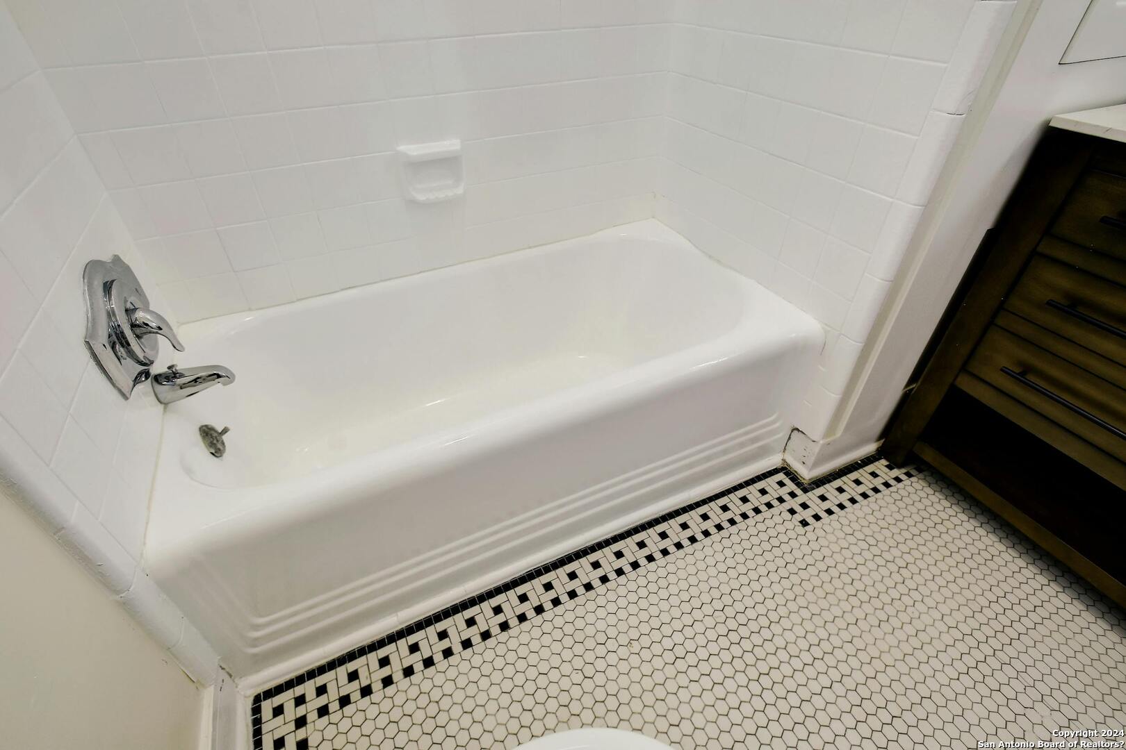 423 W Woodlawn Ave 2 , San Antonio, TX, 78212-3344 | 1753992 | Realty Texas LLC