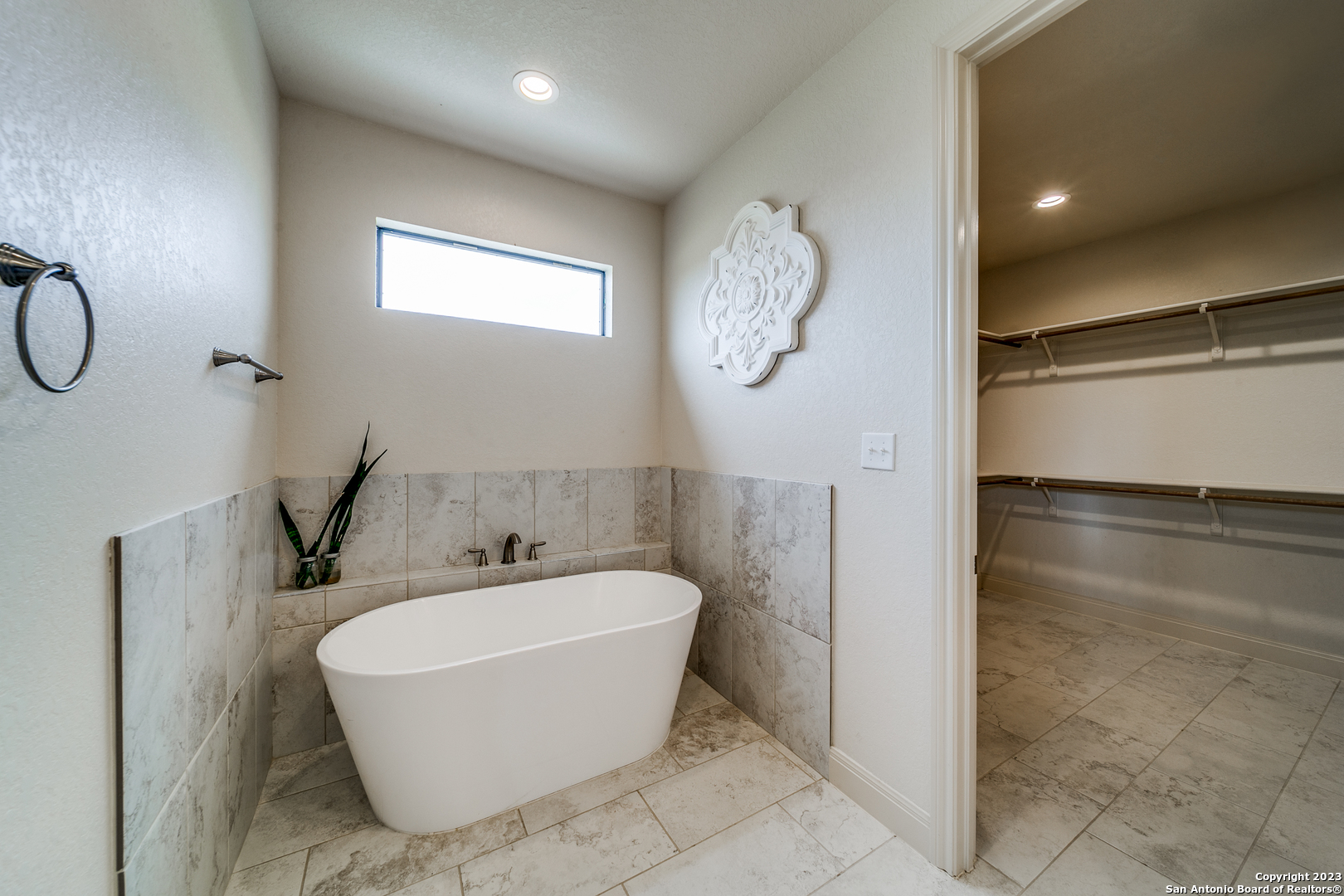 300 Abrego Lake Dr , Floresville, TX, 78114-6746 | 1766824 | Realty Texas LLC