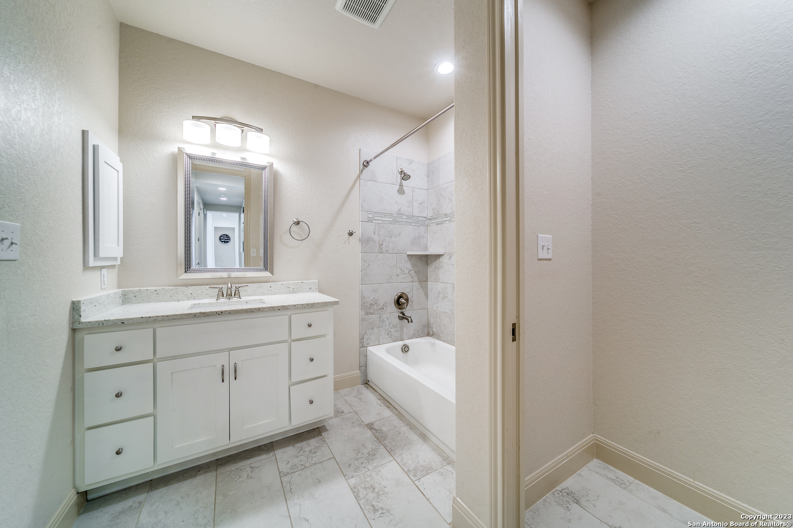 300 Abrego Lake Dr , Floresville, TX, 78114-6746 | 1766824 | Realty Texas LLC