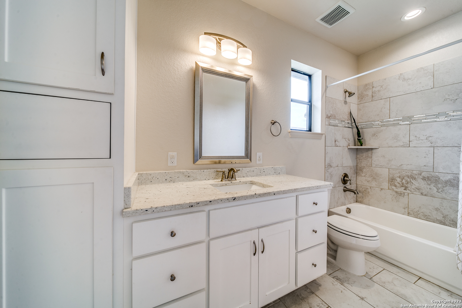 300 Abrego Lake Dr , Floresville, TX, 78114-6746 | 1766824 | Realty Texas LLC