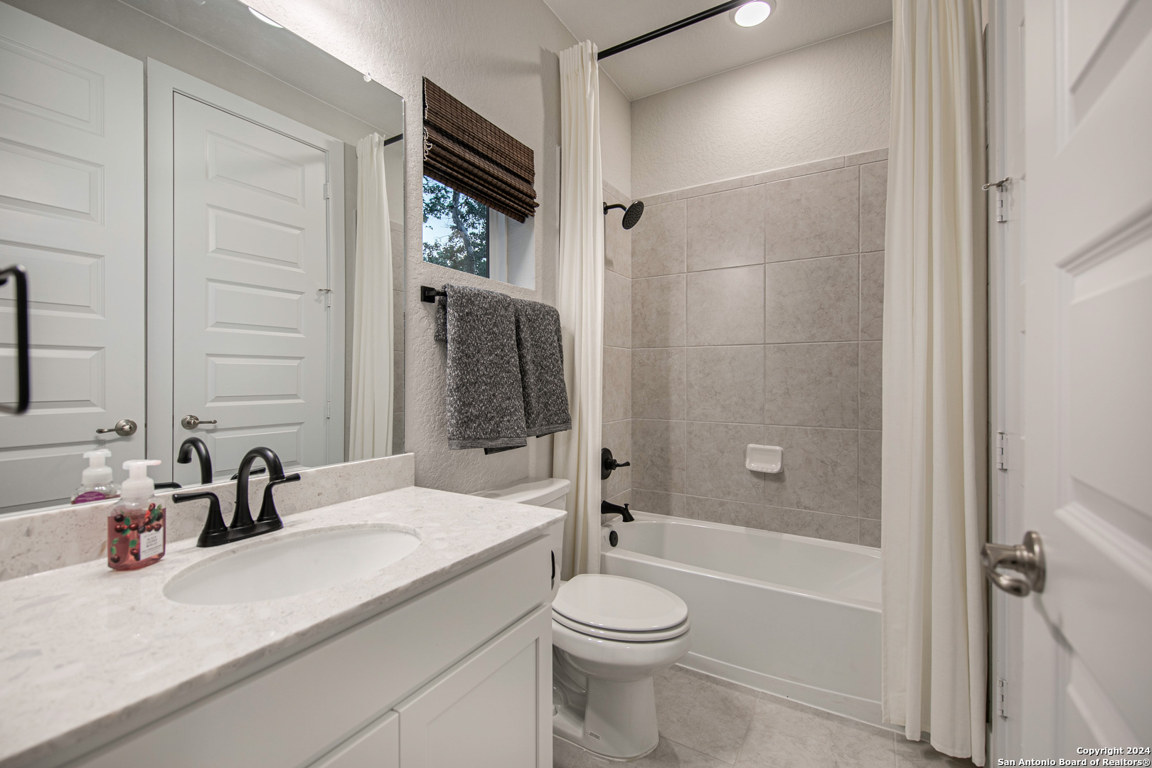 192 Landon Path , Castroville, TX, 78108 | 1768594 | Realty Texas LLC