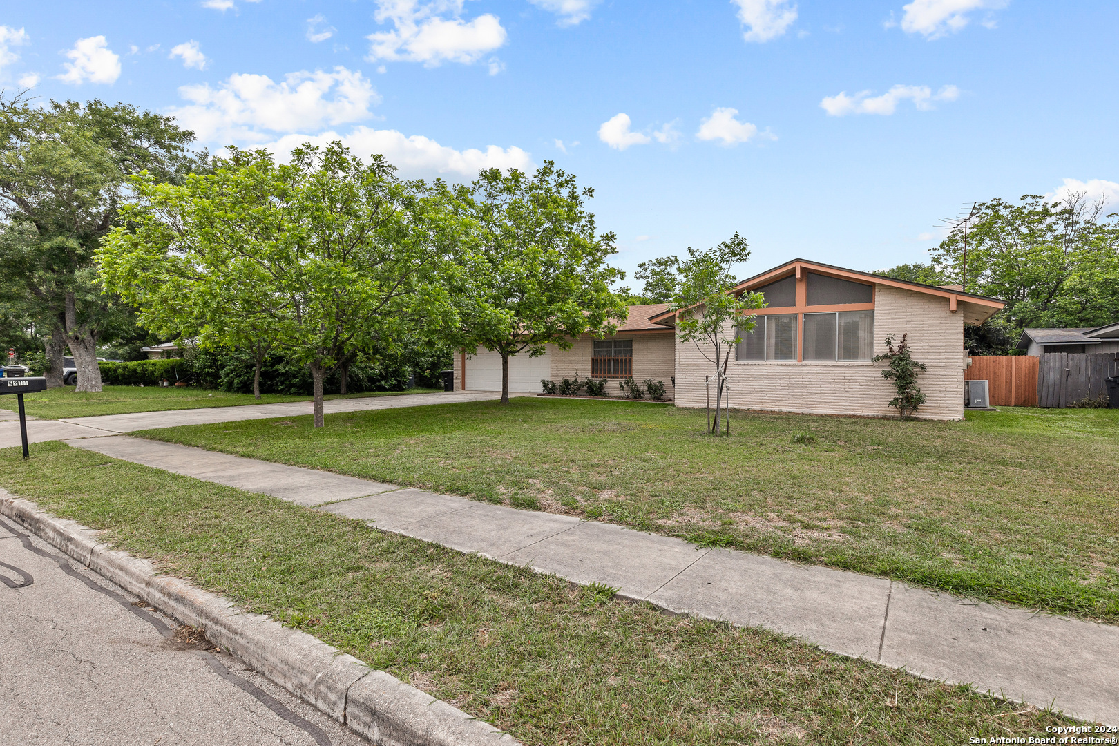 5211 Round Table,San Antonio, TX 78218