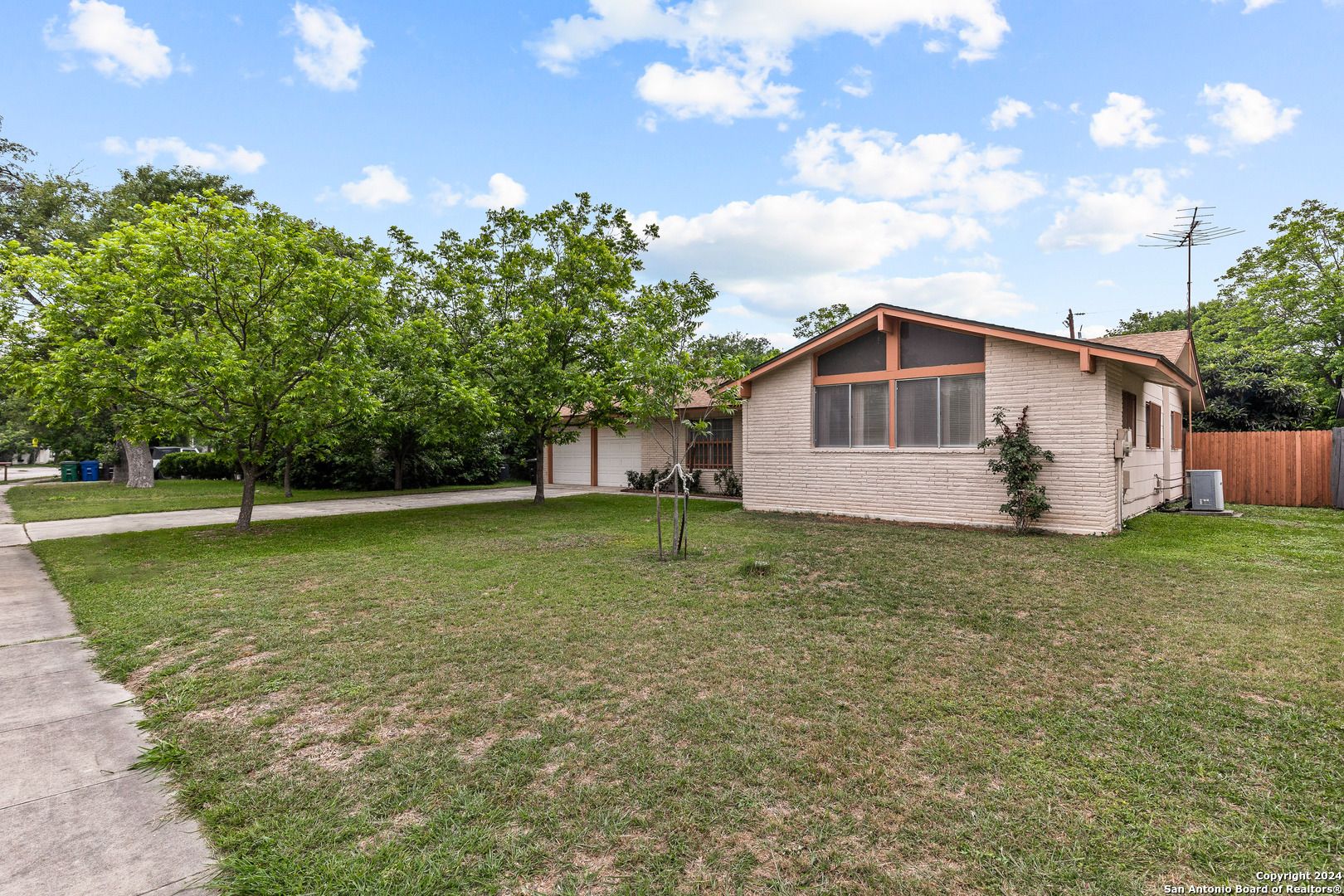 5211 Round Table,San Antonio, TX 78218