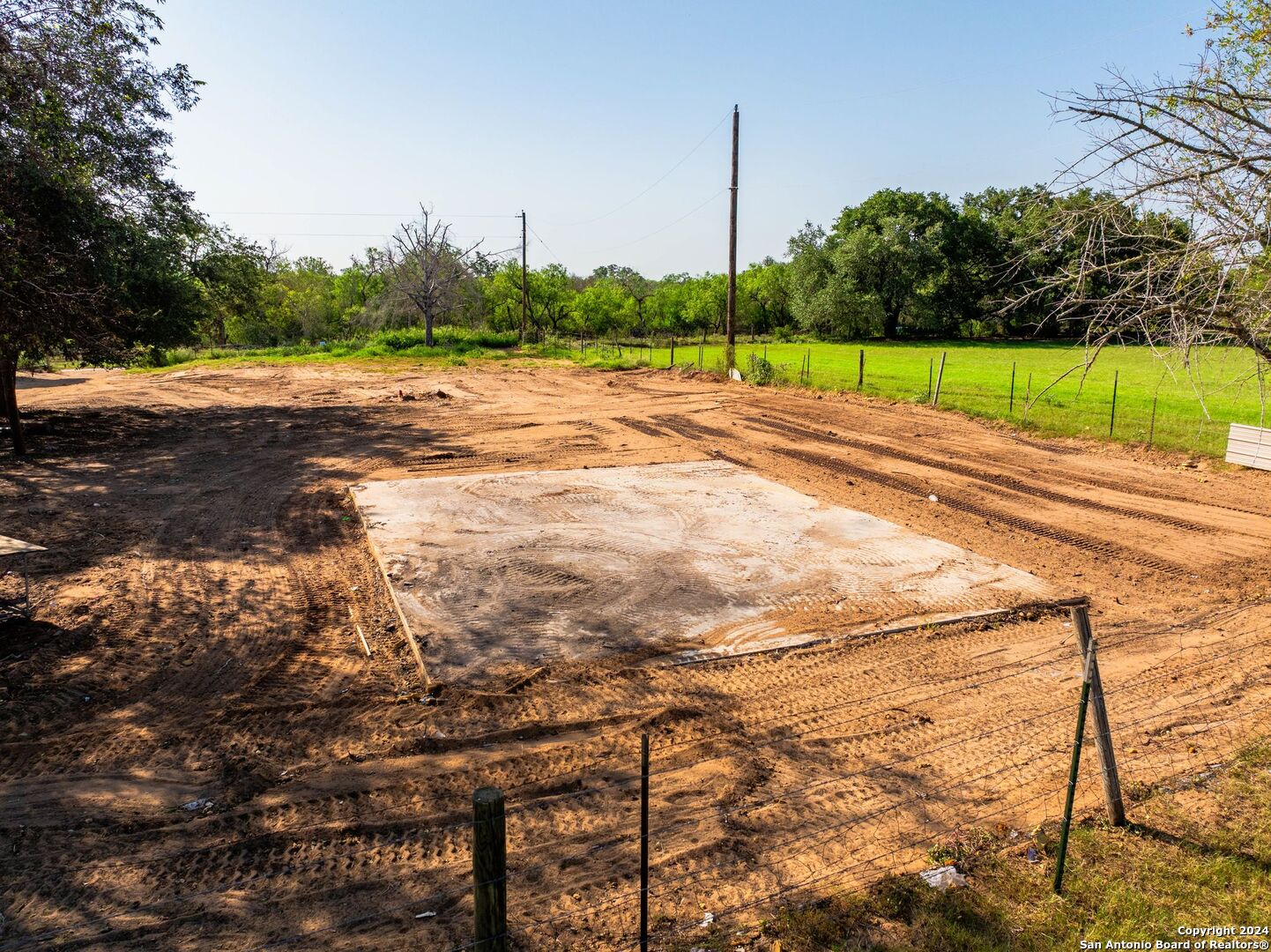 2562 County Road 104 , Floresville, TX, 78114-4881 | 1800762 | Realty Texas LLC