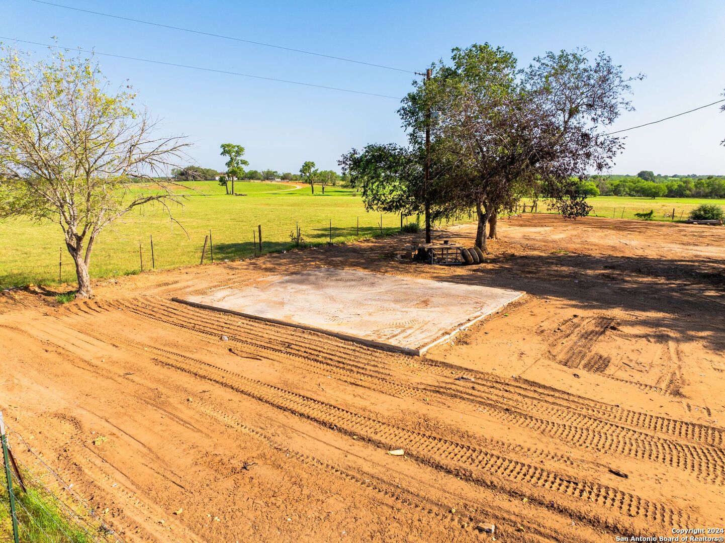 2562 County Road 104 , Floresville, TX, 78114-4881 | 1800762 | Realty Texas LLC