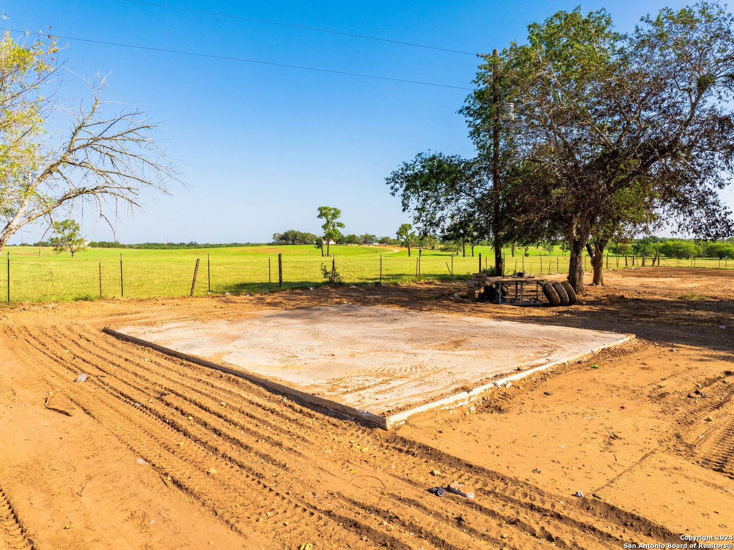2562 County Road 104 , Floresville, TX, 78114-4881 | 1800762 | Realty Texas LLC