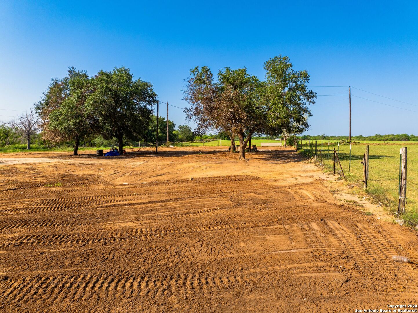2562 County Road 104 , Floresville, TX, 78114-4881 | 1800762 | Realty Texas LLC