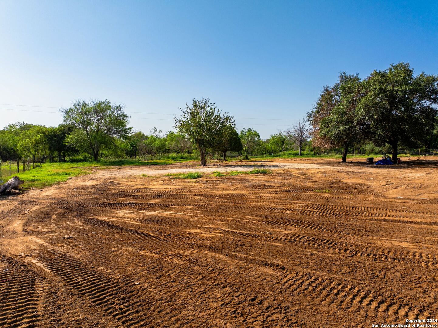 2562 County Road 104 , Floresville, TX, 78114-4881 | 1800762 | Realty Texas LLC
