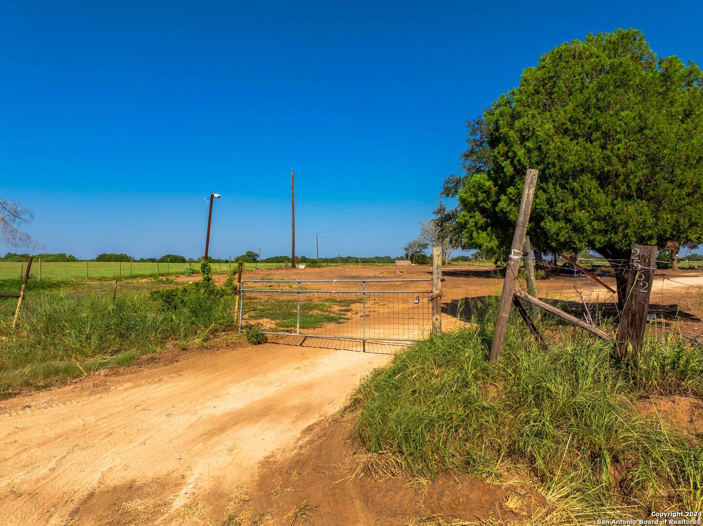 2562 County Road 104 , Floresville, TX, 78114-4881 | 1800762 | Realty Texas LLC
