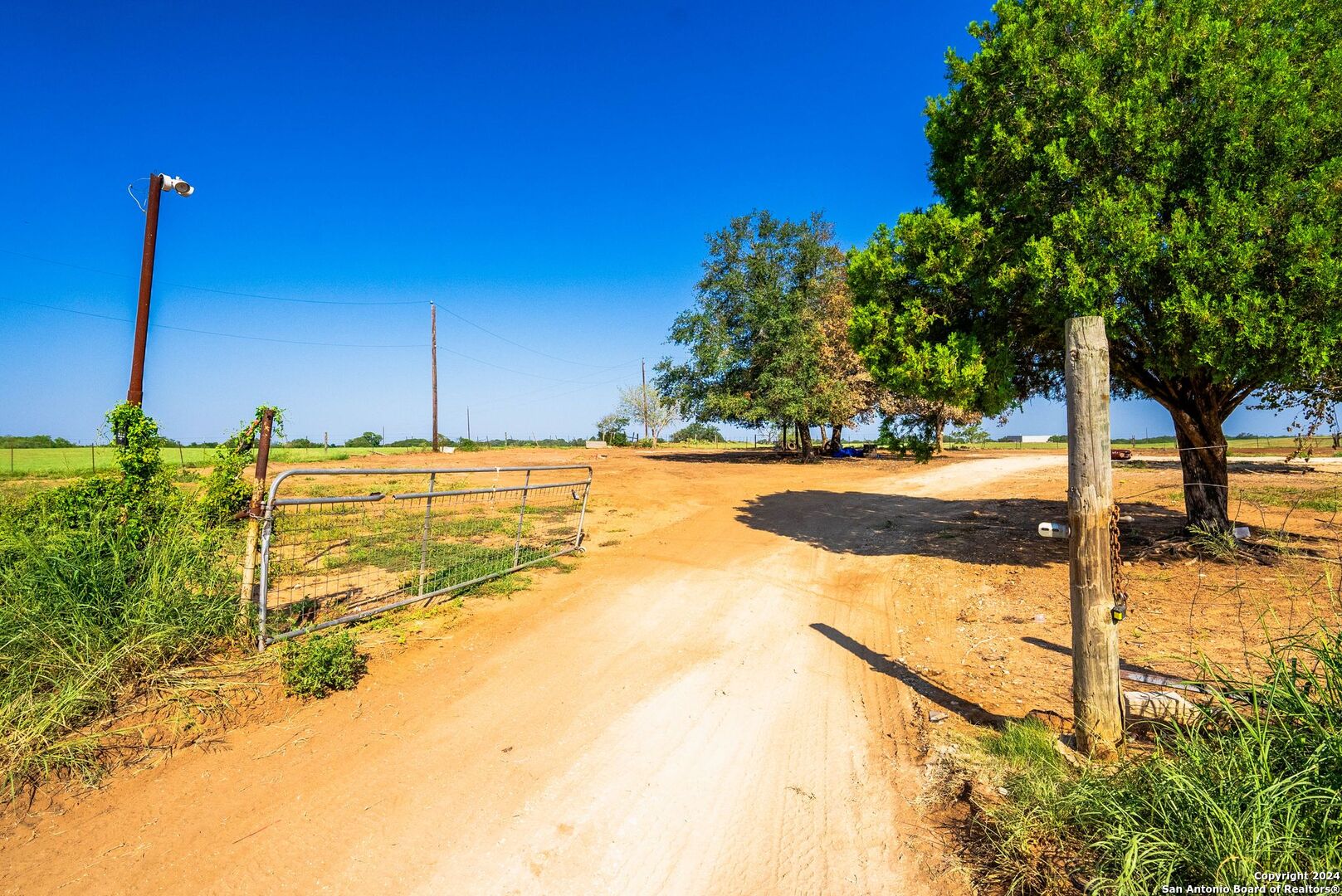 2562 County Road 104 , Floresville, TX, 78114-4881 | 1800762 | Realty Texas LLC