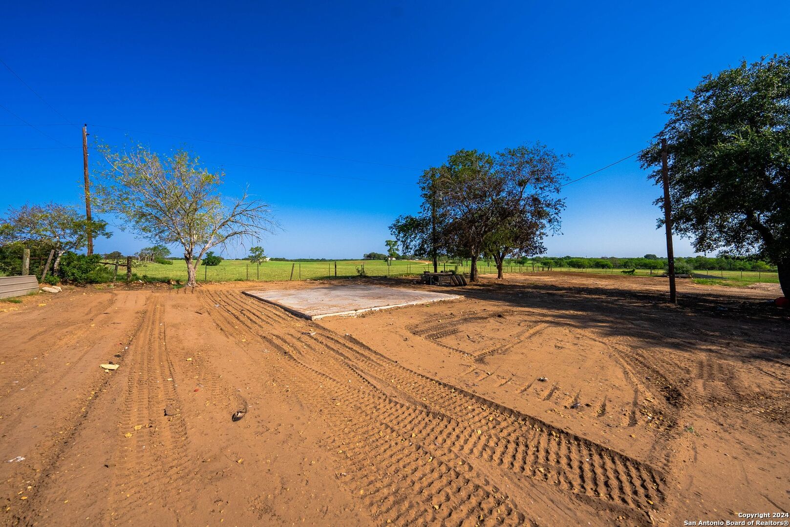 2562 County Road 104 , Floresville, TX, 78114-4881 | 1800762 | Realty Texas LLC