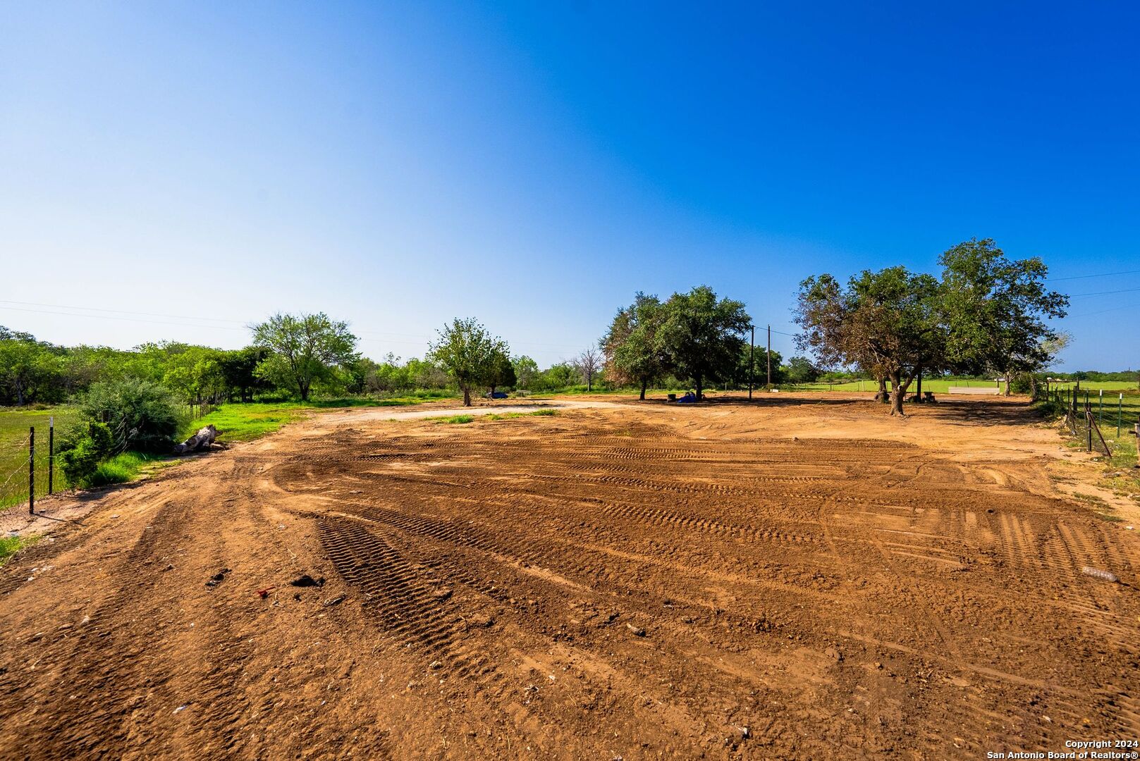 2562 County Road 104 , Floresville, TX, 78114-4881 | 1800762 | Realty Texas LLC