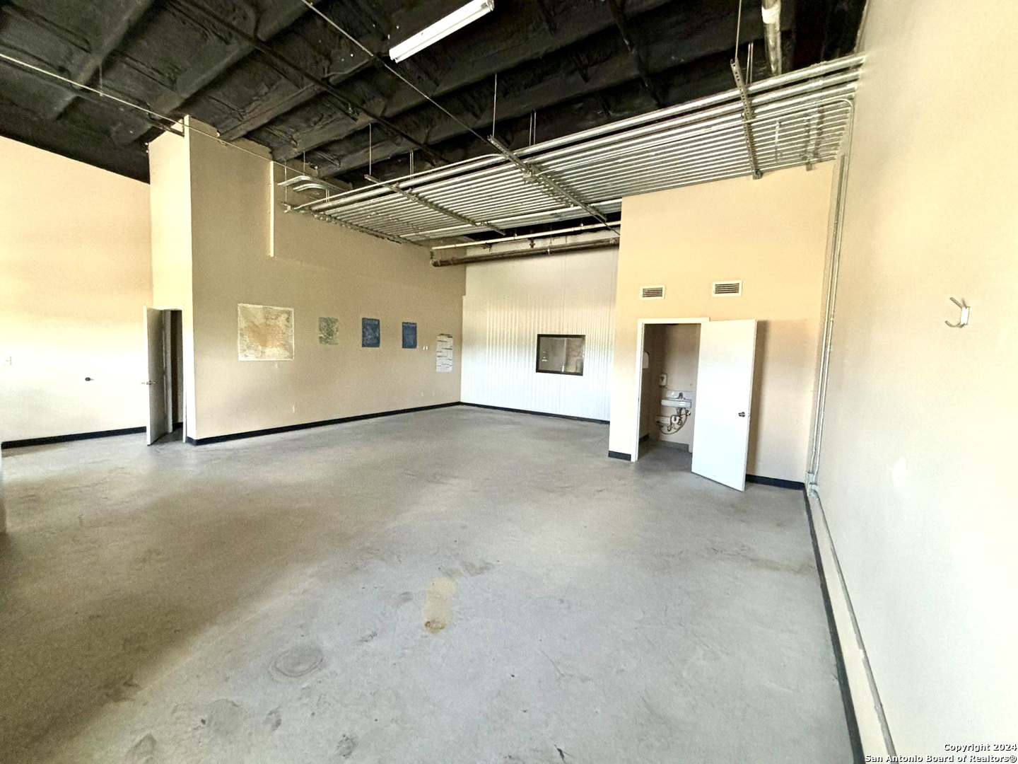 9342 Loop 410 B-1 , San Antonio, TX, 78223 | 1820477 | Realty Texas LLC