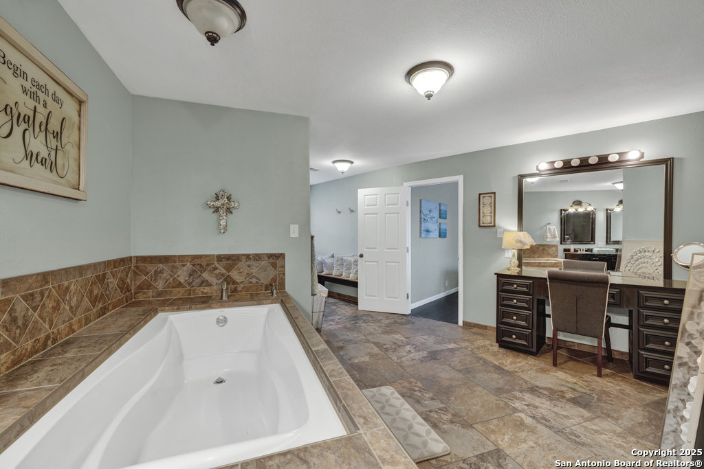 1518 W Lakeside Dr, CANYONLAKE, TX, 78133-5800 | 1831850 | Realty Texas LLC