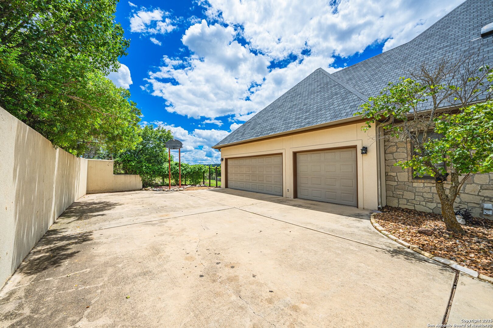 219 Castle Pines , Kerrville, TX, 78028 | 1839992 | Realty Texas LLC