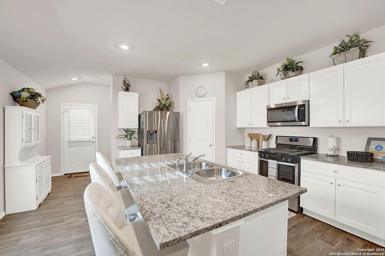 256 Middle Green Loop, FLORESVILL, TX, 78114 | 1857340 | Realty Texas LLC