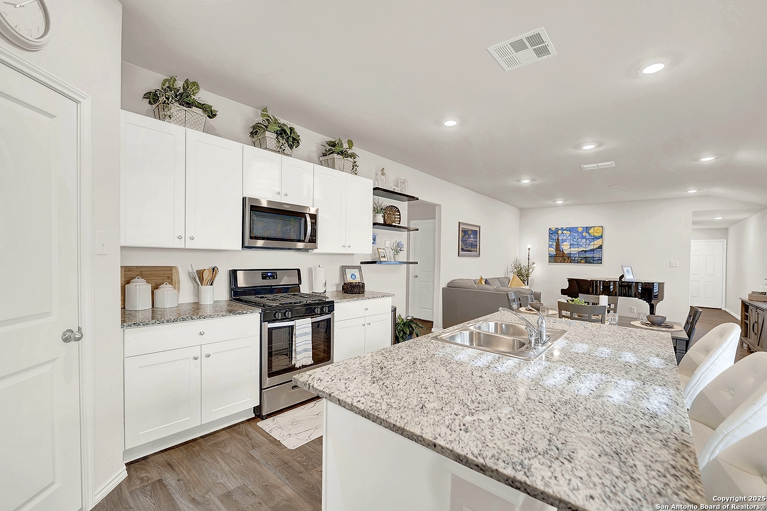 256 Middle Green Loop, FLORESVILL, TX, 78114 | 1857340 | Realty Texas LLC