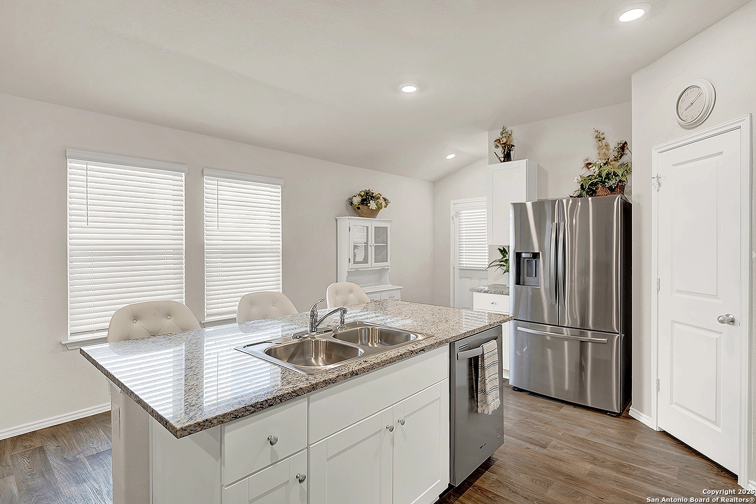 256 Middle Green Loop, FLORESVILL, TX, 78114 | 1857340 | Realty Texas LLC