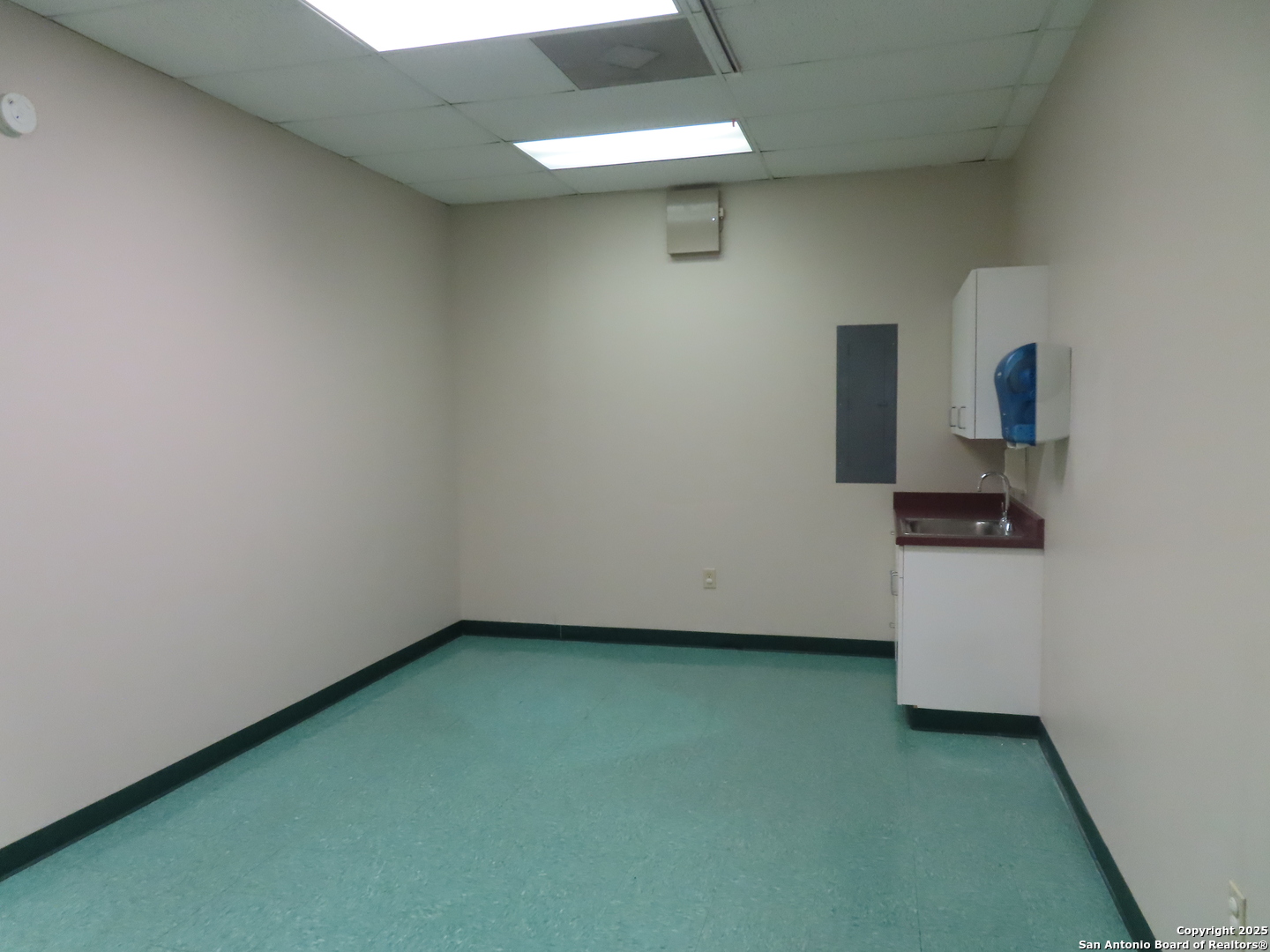 2614 W Commerce 300 , San Antonio, TX, 78207 | 1870785 | Realty Texas LLC