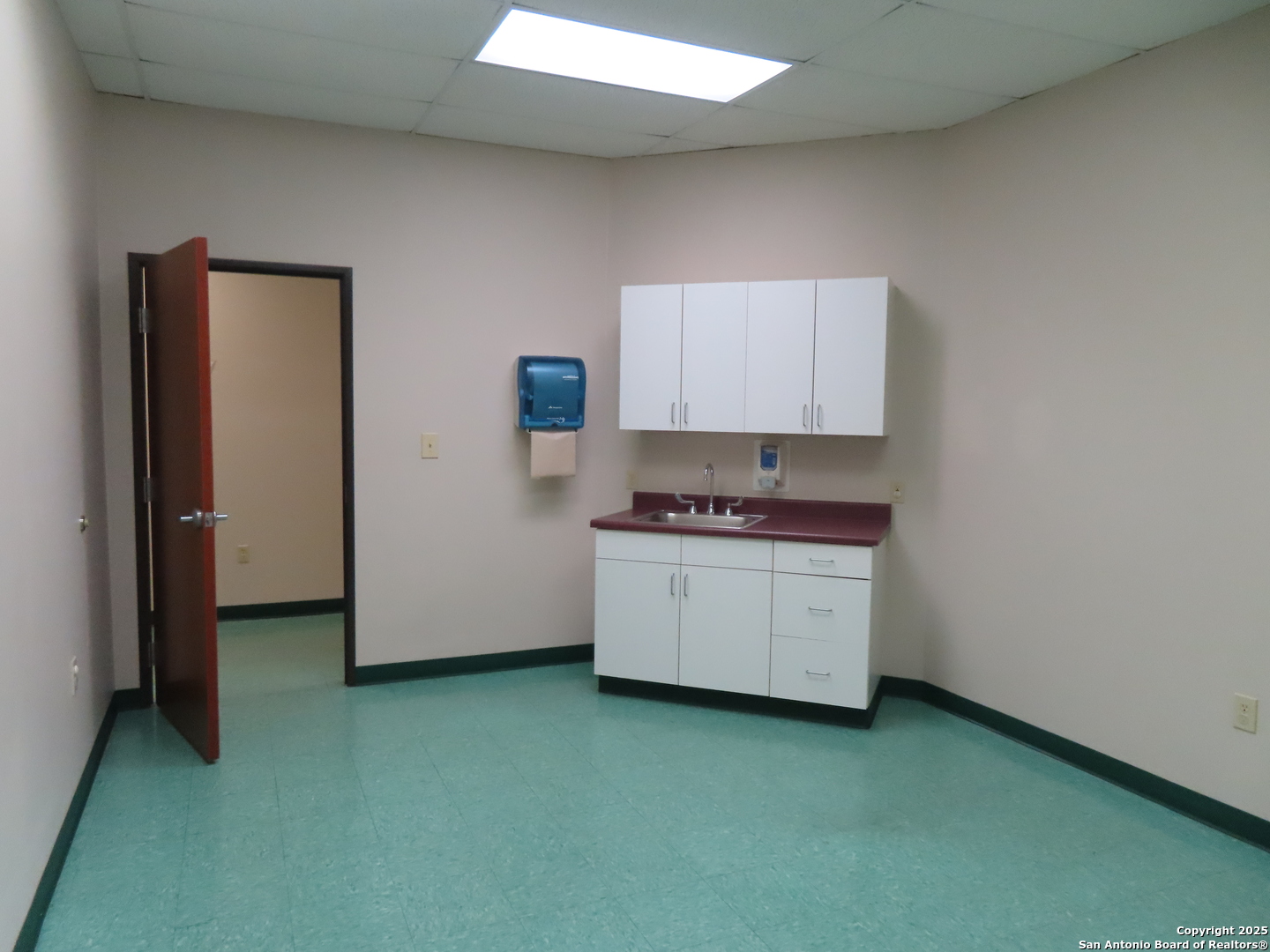 2614 W Commerce 300 , San Antonio, TX, 78207 | 1870785 | Realty Texas LLC