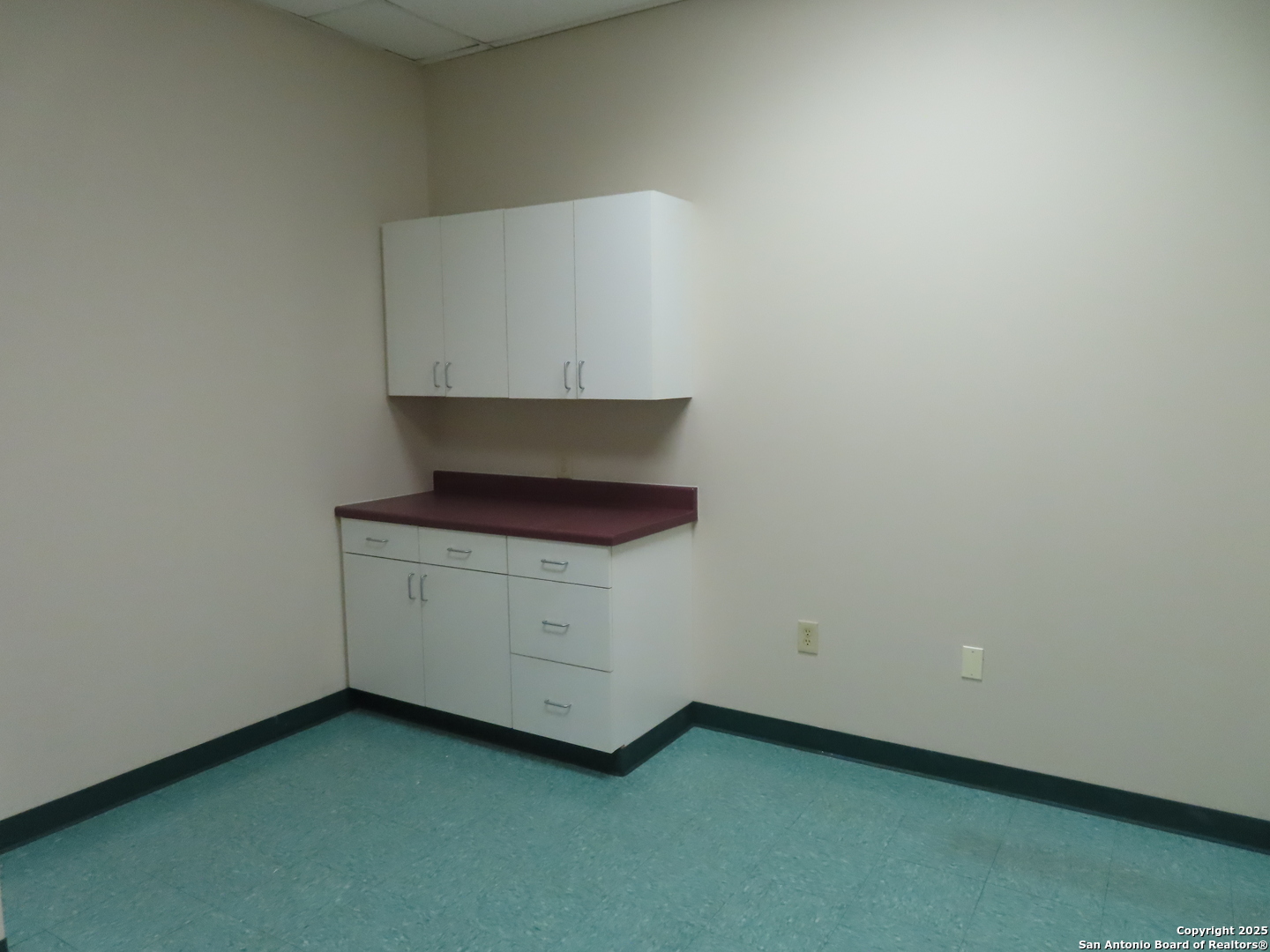 2614 W Commerce 300 , San Antonio, TX, 78207 | 1870785 | Realty Texas LLC