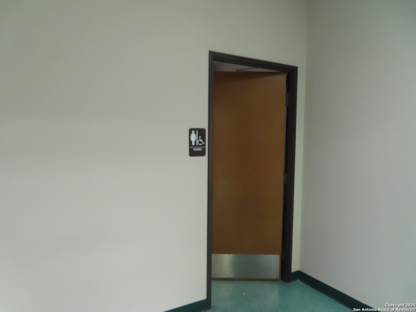 2614 W Commerce 200,San Antonio, TX 78207
