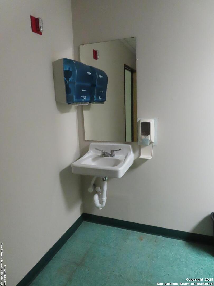 2614 W Commerce 200,San Antonio, TX 78207