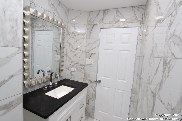 701 N. Saint Marys 15, San Antonio, TX, 78205 | 1876179 | Realty Texas LLC