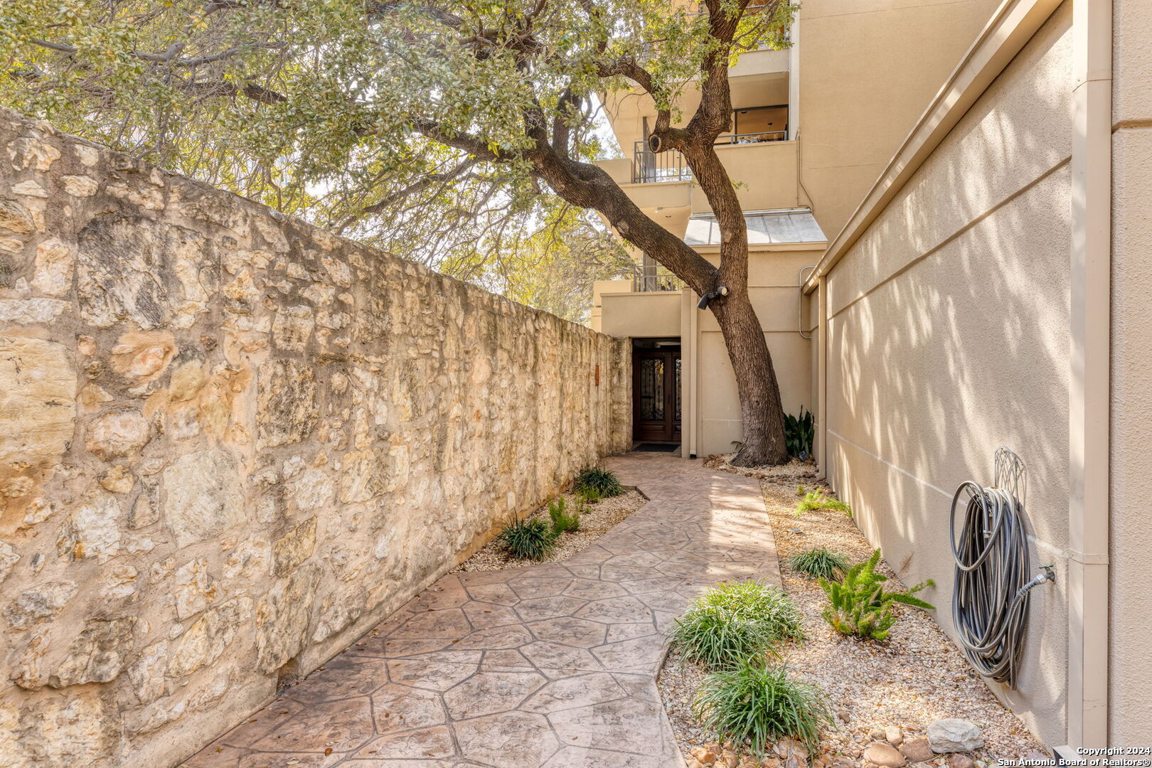 701 N. Saint Marys 15, San Antonio, TX, 78205 | 1876179 | Realty Texas LLC