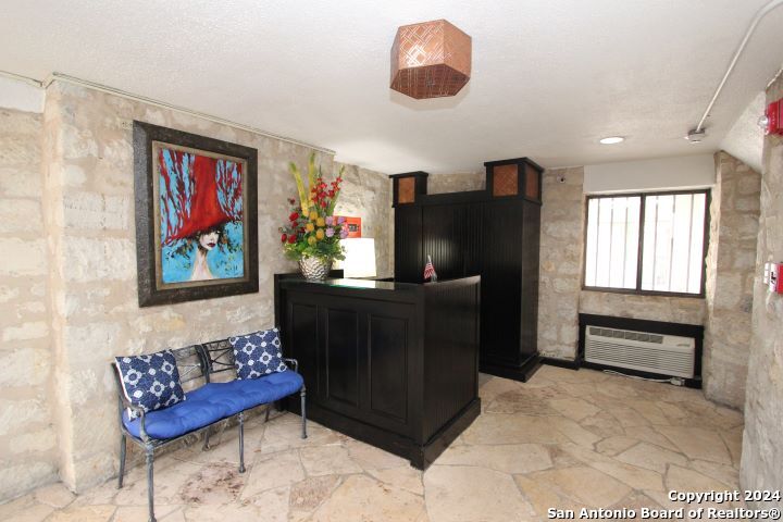 701 N. Saint Marys 15, San Antonio, TX, 78205 | 1876179 | Realty Texas LLC