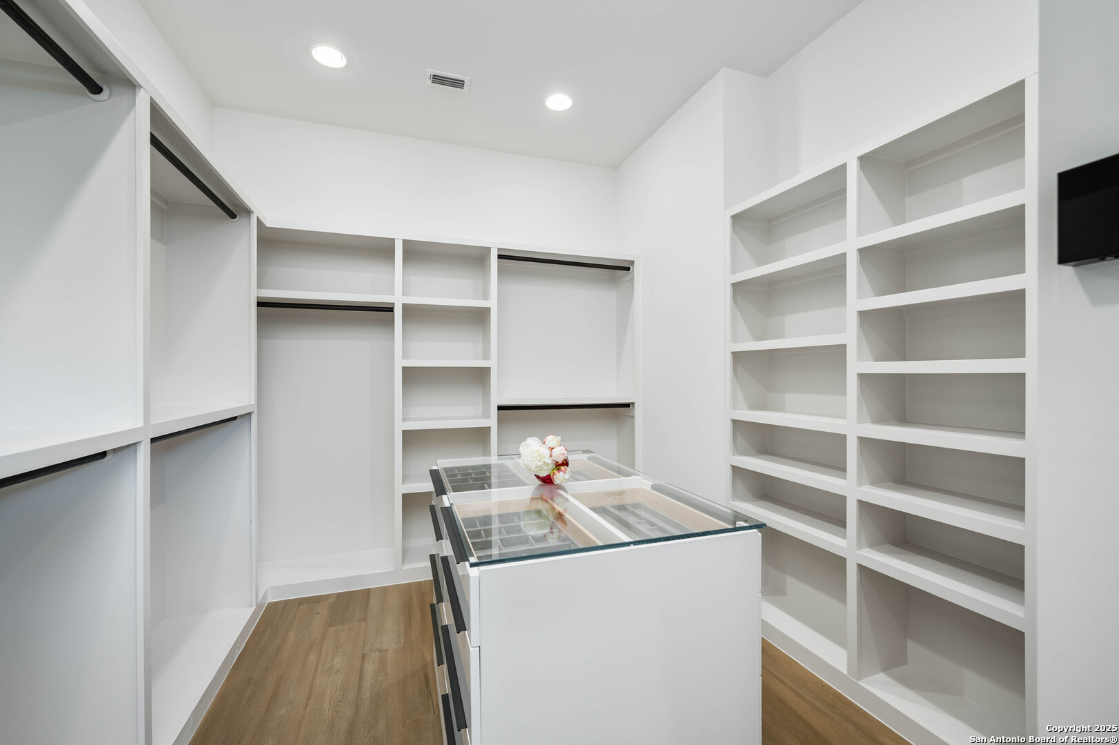 211 Wellesley Hill, SHAVANOPAR, TX, 78231 | 1868970 | Realty Texas LLC