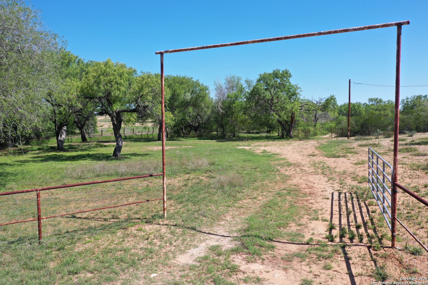 4004 S State Highway 173, Devine, TX, 78016 | 1878650 | Realty Texas LLC