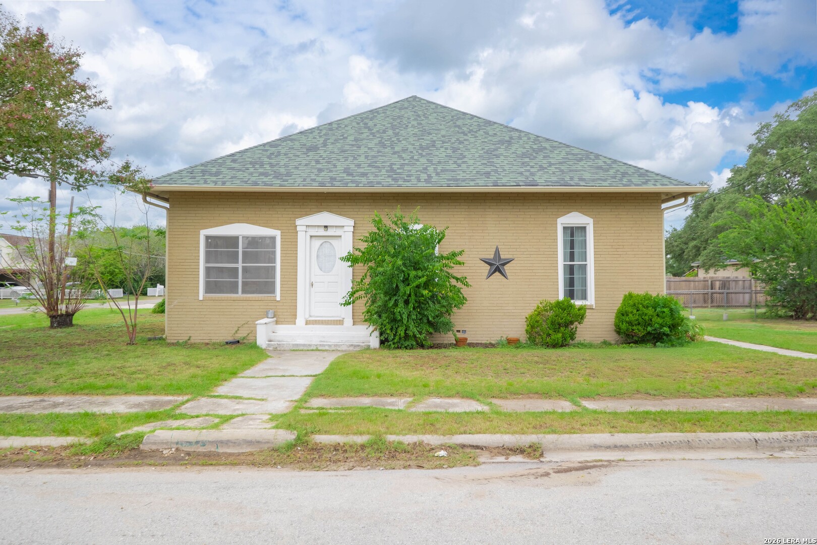 301 Jefferson Dr, Devine, TX, 78016 | 1906555 | Realty Texas LLC