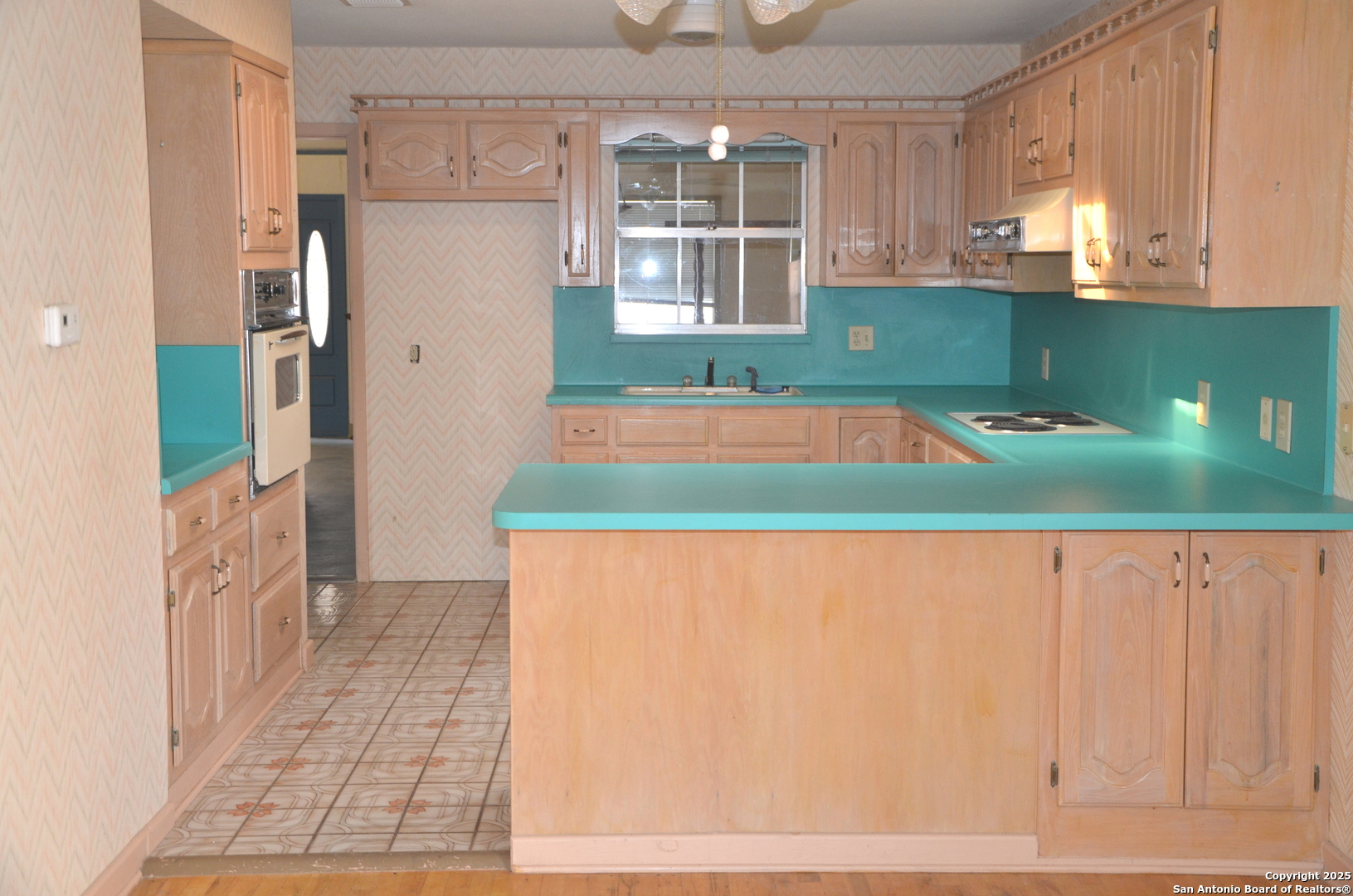 708 N Teel, Devine, TX, 78016 | 1916237 | Realty Texas LLC