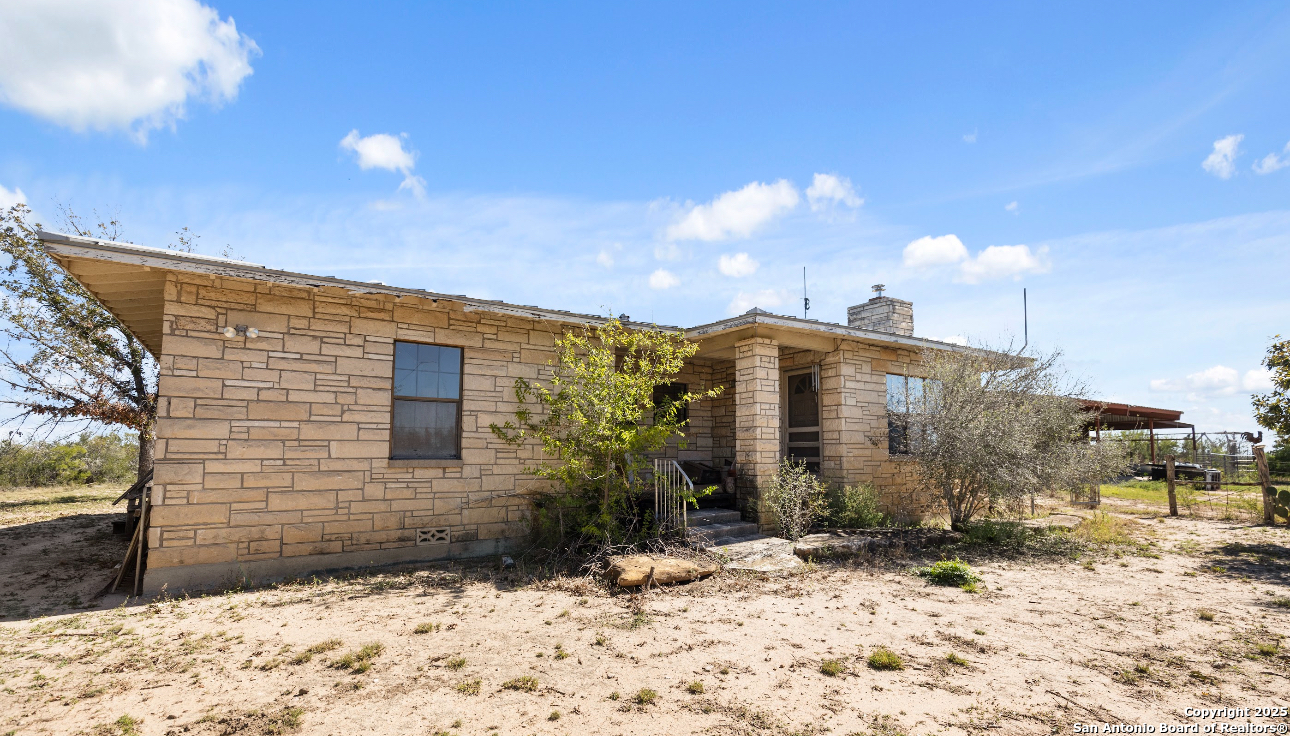 2198 CR 653, Devine, TX, 78016 | 1922049 | Realty Texas LLC