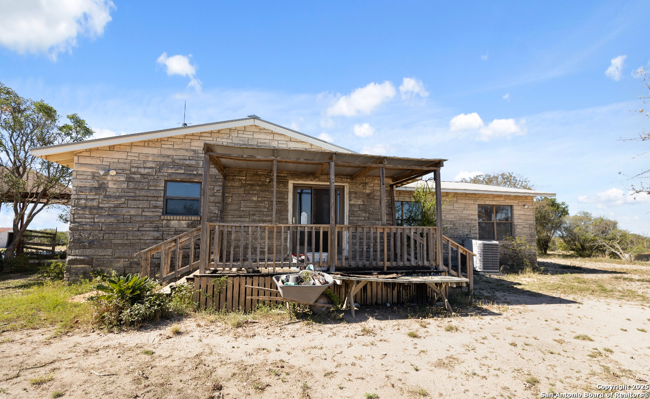 2198 CR 653, Devine, TX, 78016 | 1922049 | Realty Texas LLC
