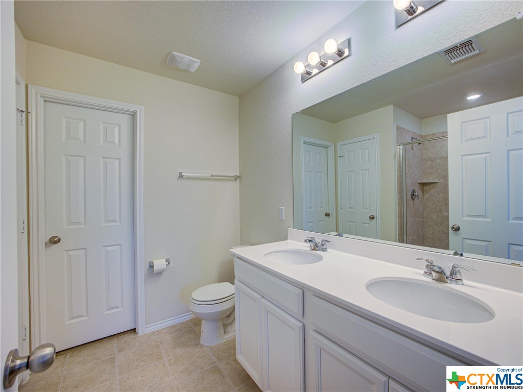 620 English Oak Street 