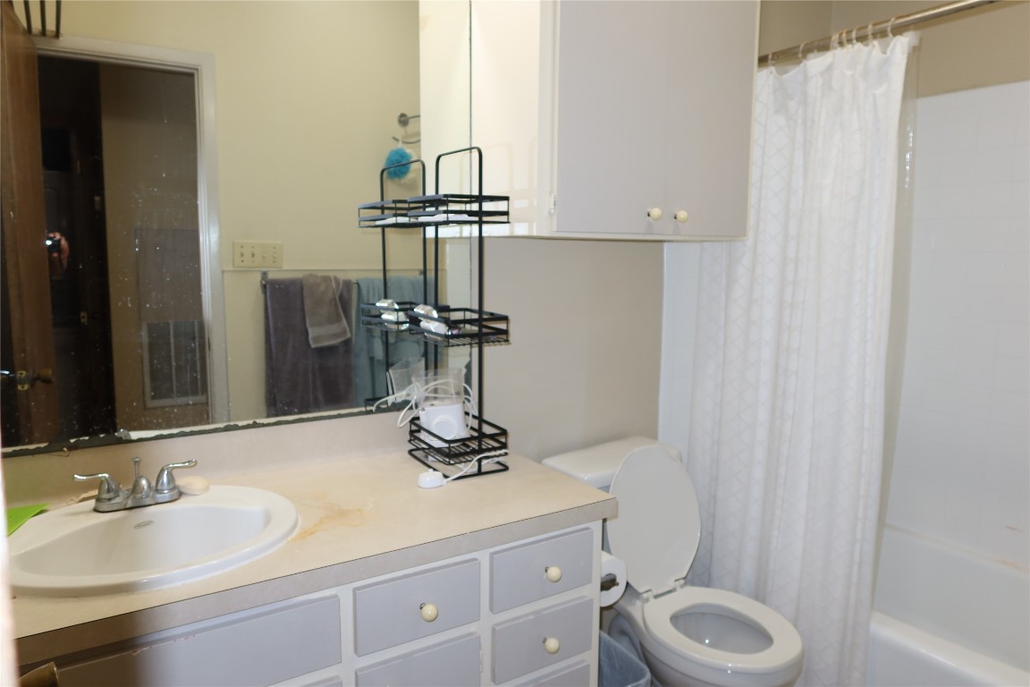 612 Park Place 202, Austin, TX, 78705 | 5623370 | Realty Texas LLC