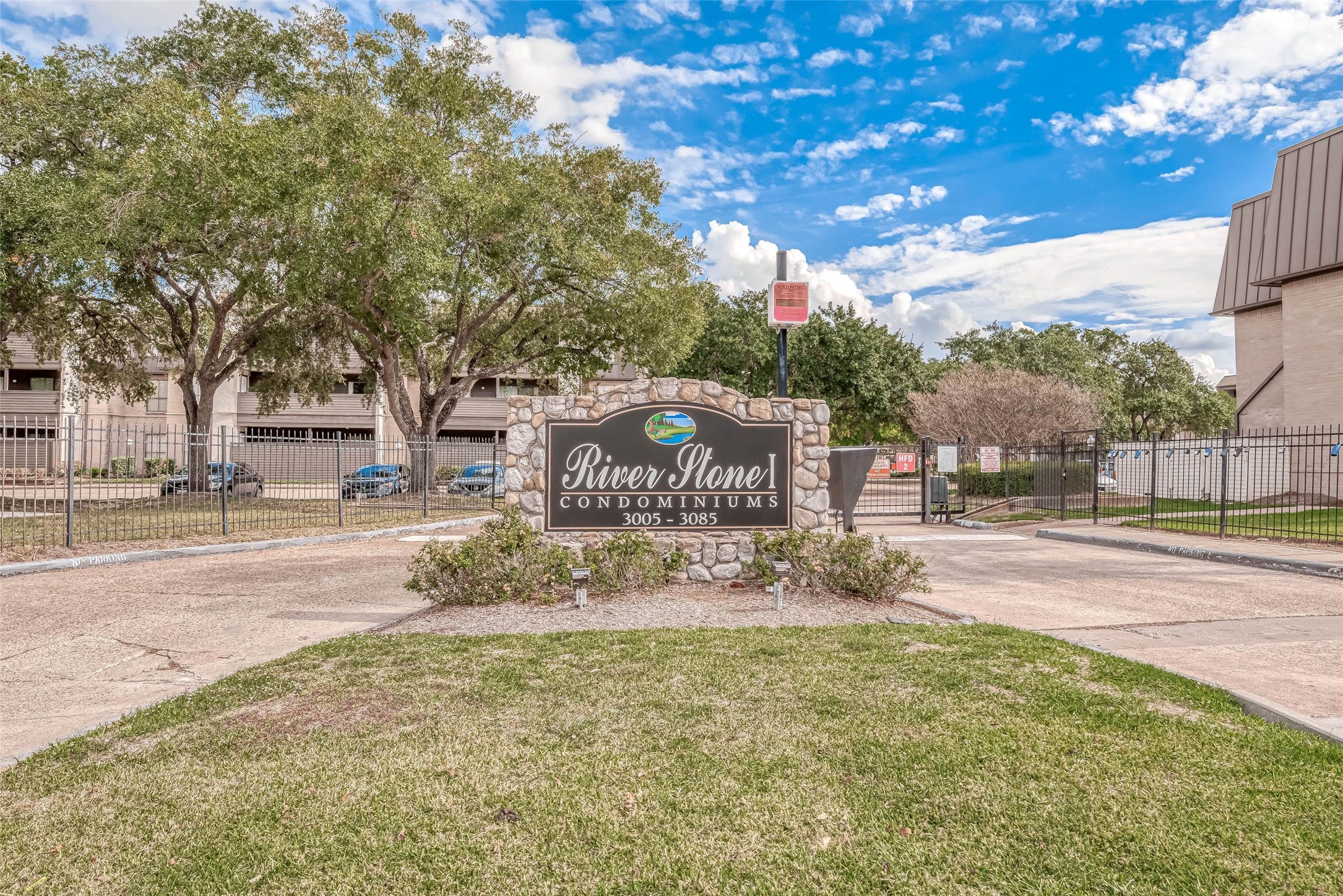 3025 Walnut Bend Lane 32 , Houston, TX, 77042 | 7968934 | Realty Texas LLC