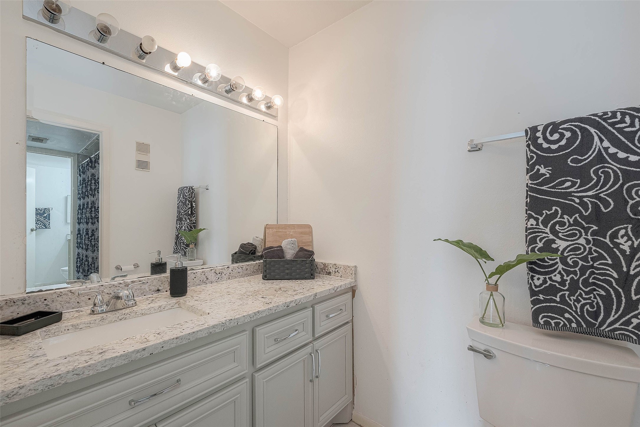 3025 Walnut Bend Lane 32 , Houston, TX, 77042 | 7968934 | Realty Texas LLC