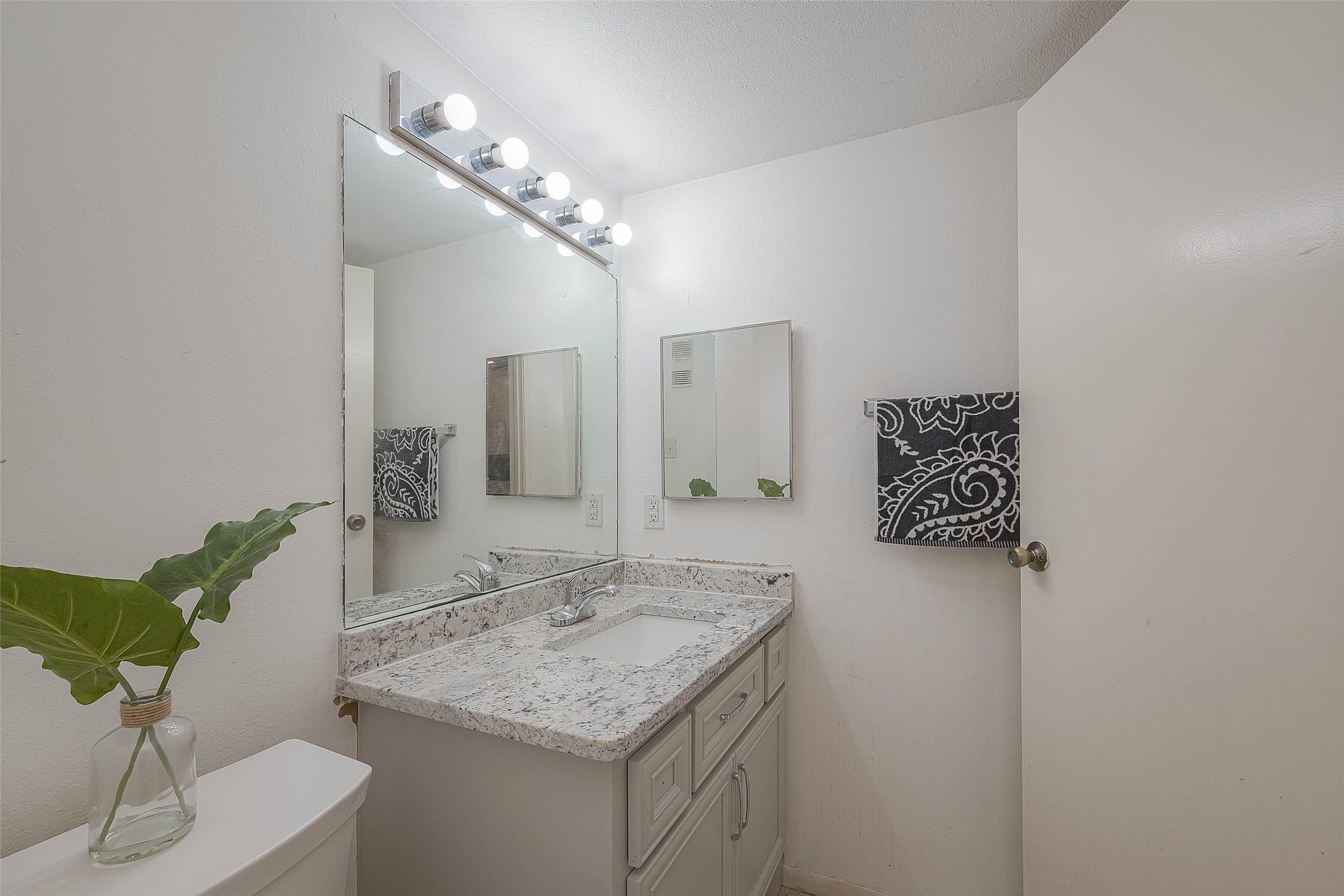 3025 Walnut Bend Lane 32 , Houston, TX, 77042 | 7968934 | Realty Texas LLC