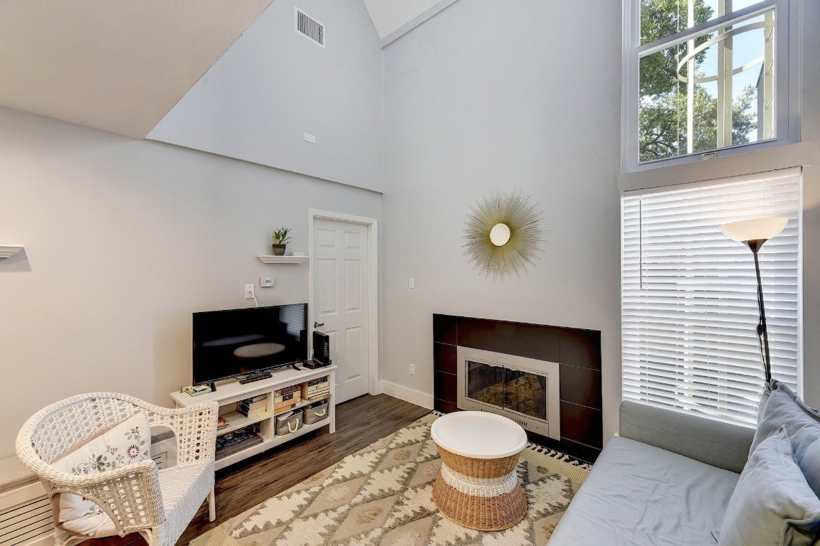 935 La Posada Drive 213 , Austin, TX, 78752 | 1186644 | Realty Texas LLC