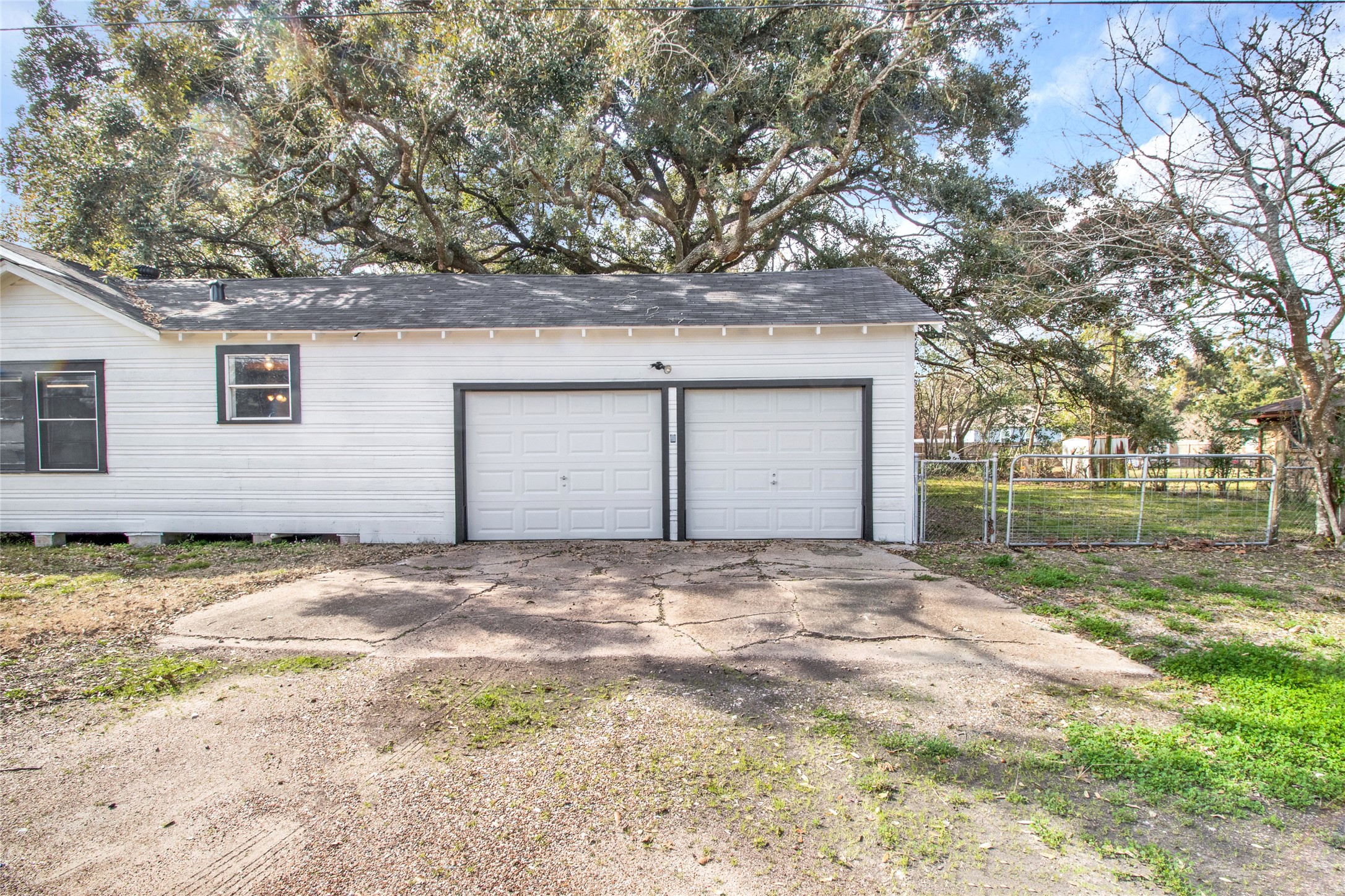 702 W Lang Street , Alvin, TX, 77511 | 44809362 | Realty Texas LLC