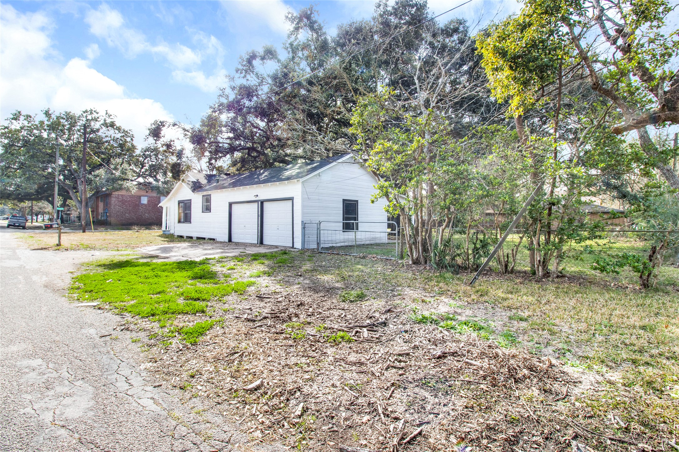 702 W Lang Street , Alvin, TX, 77511 | 44809362 | Realty Texas LLC