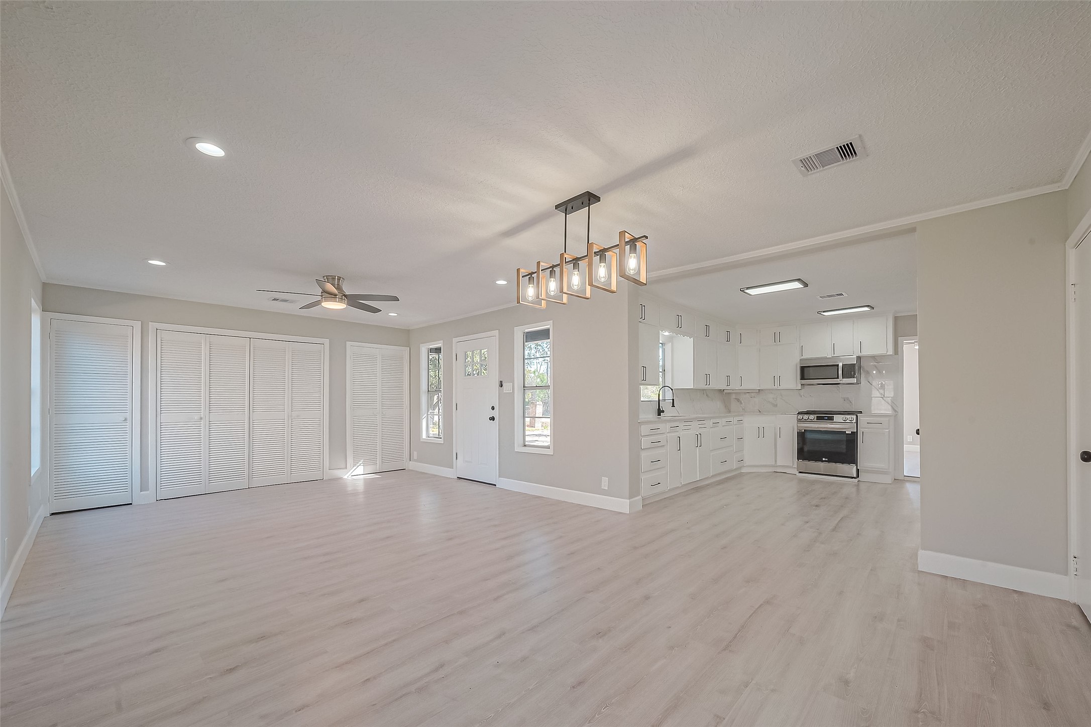 1305 S Airhart Drive , Baytown, TX, 77520 | 53621207 | Realty Texas LLC